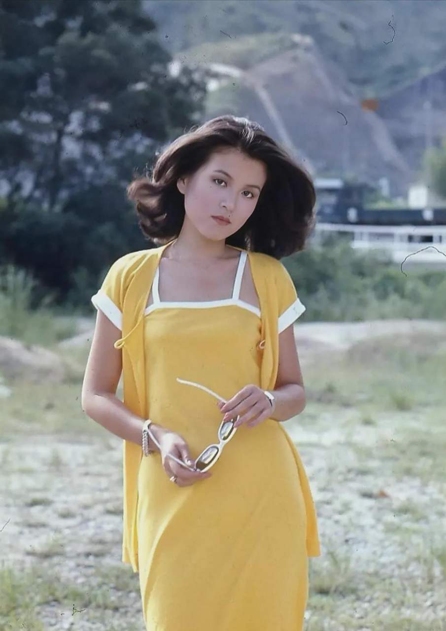 上世纪70年代,周润发和当时备受瞩目的女星缪骞人合了一张照片!