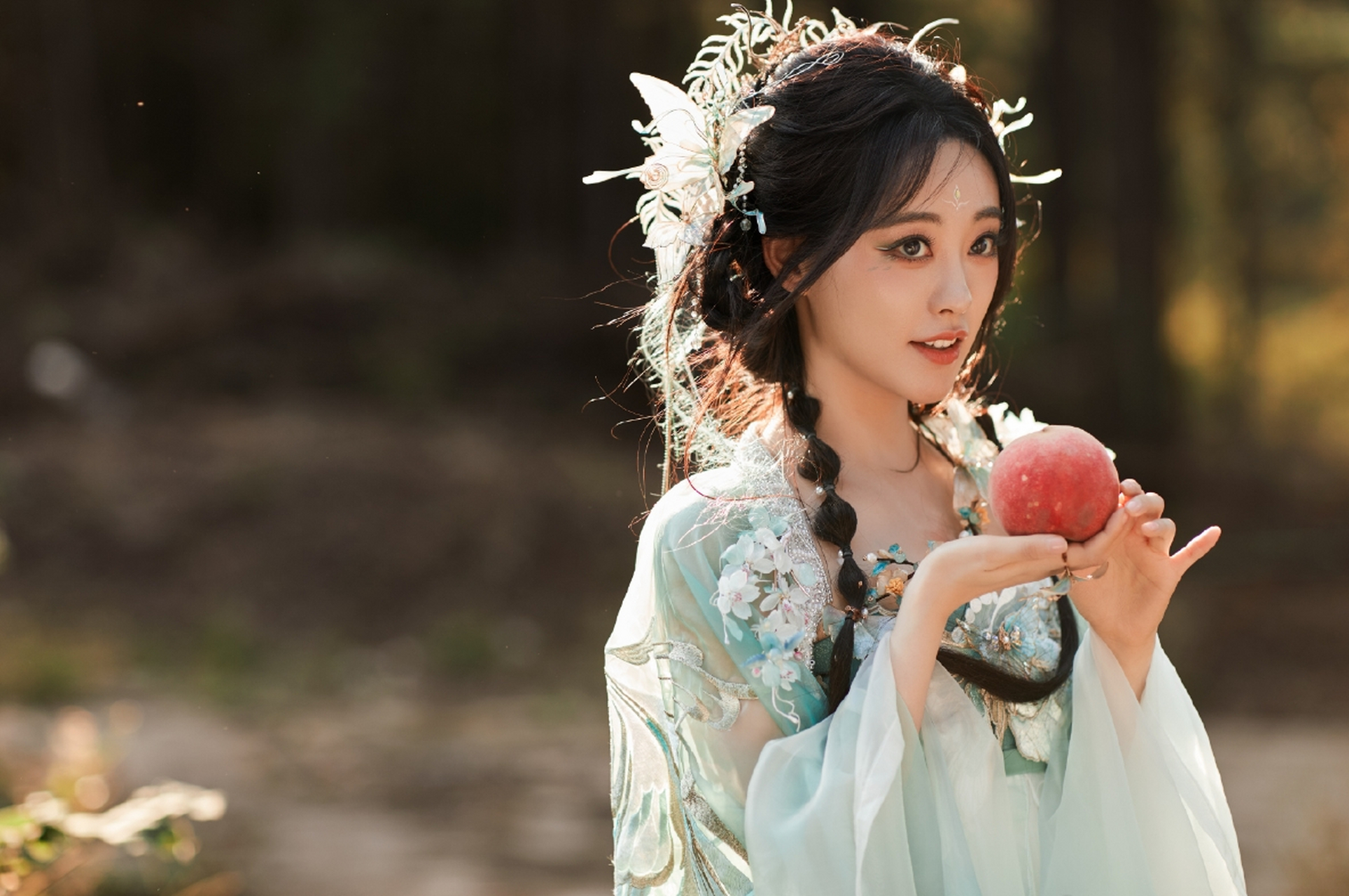 古装女神#祝绪丹# 头扎蝴蝶结双马尾辫,一袭轻纱古风造型,清新甜美