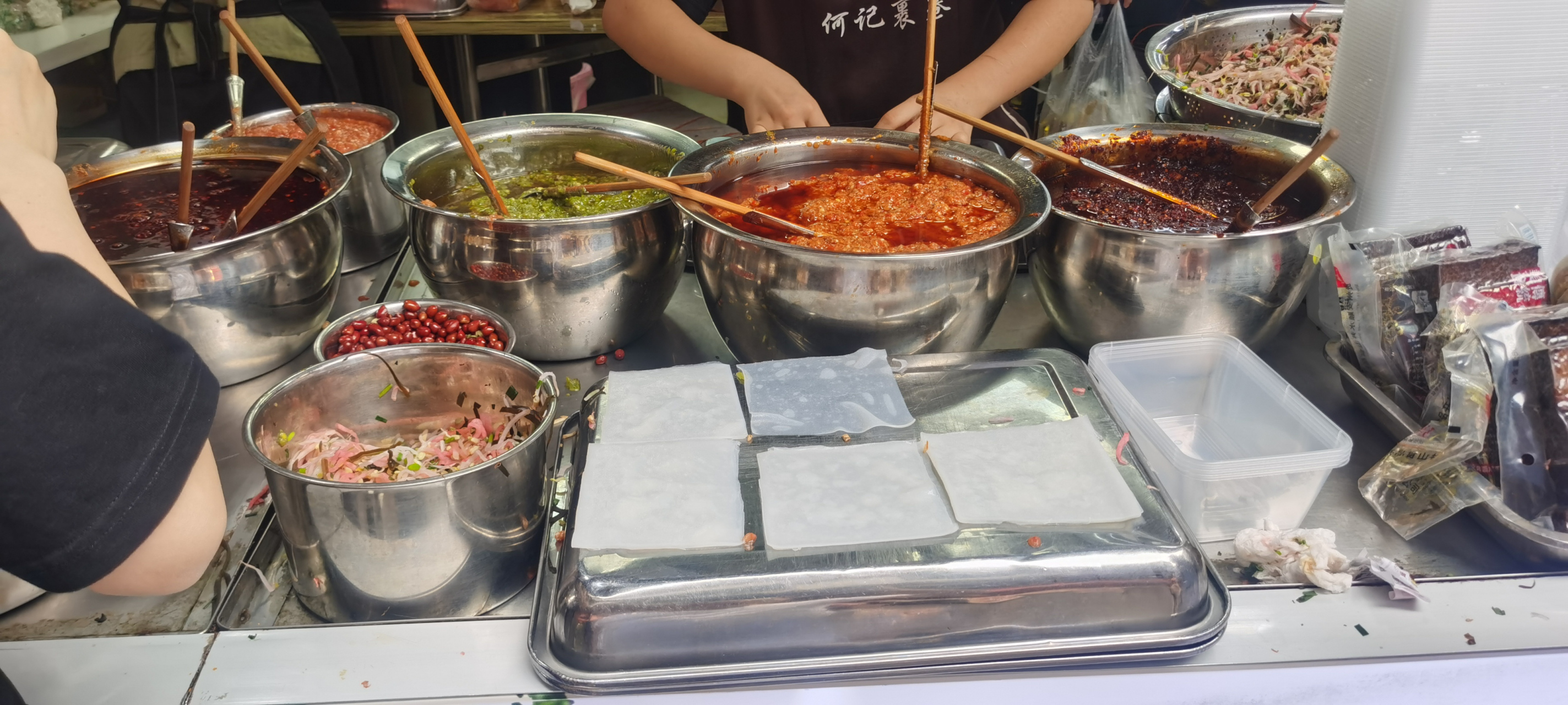 贵州美食系列:安顺裹卷是其中一道经典佳肴.