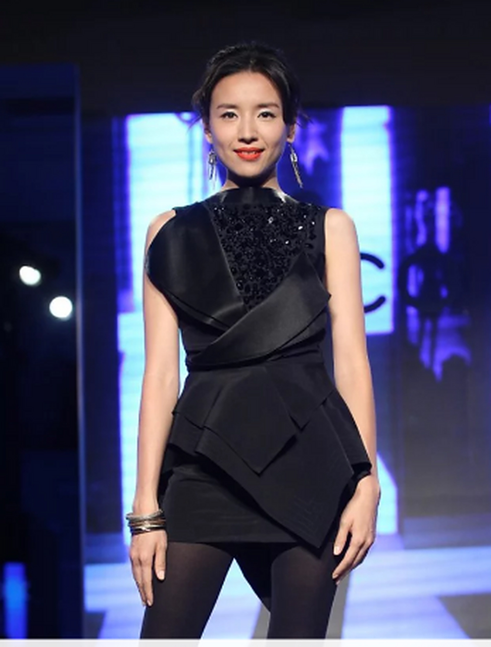 董洁不愧是丝袜女神,穿无袖小黑裙配黑色丝袜,气质身材高级洋气