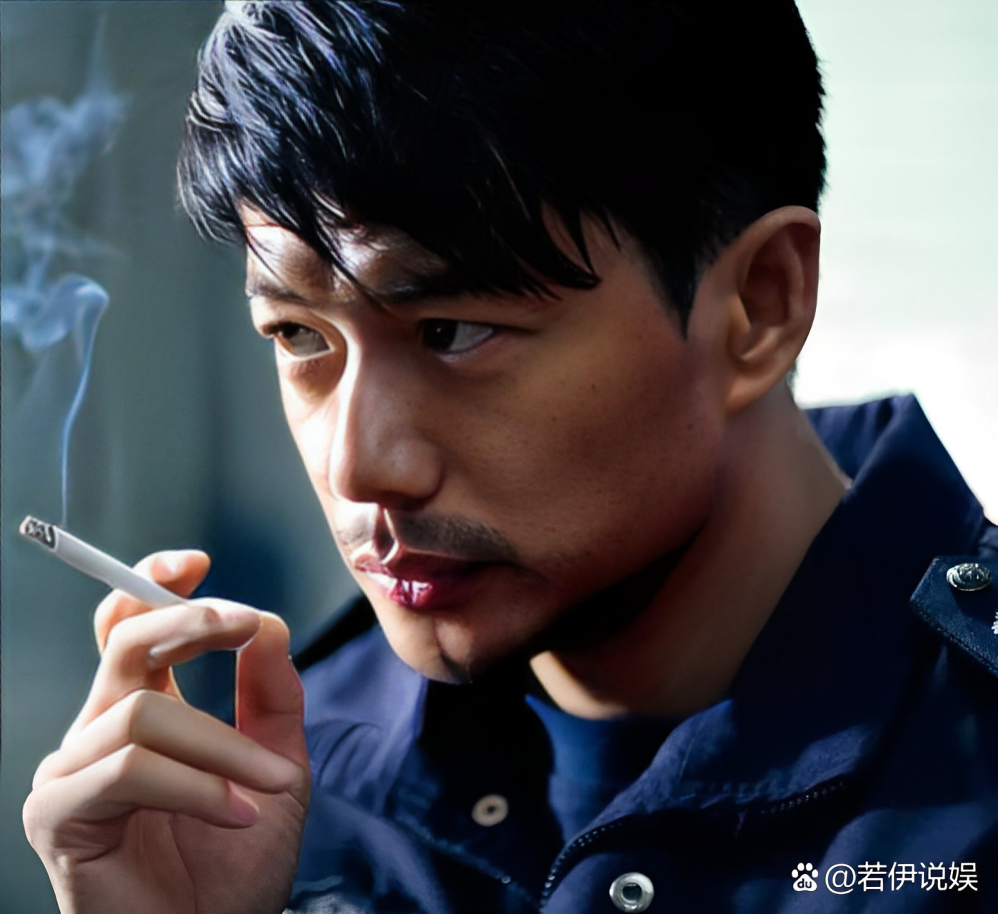 2005年,段奕宏刚进《士兵突击》剧组,导演就把他拉到一旁小声说:"演许