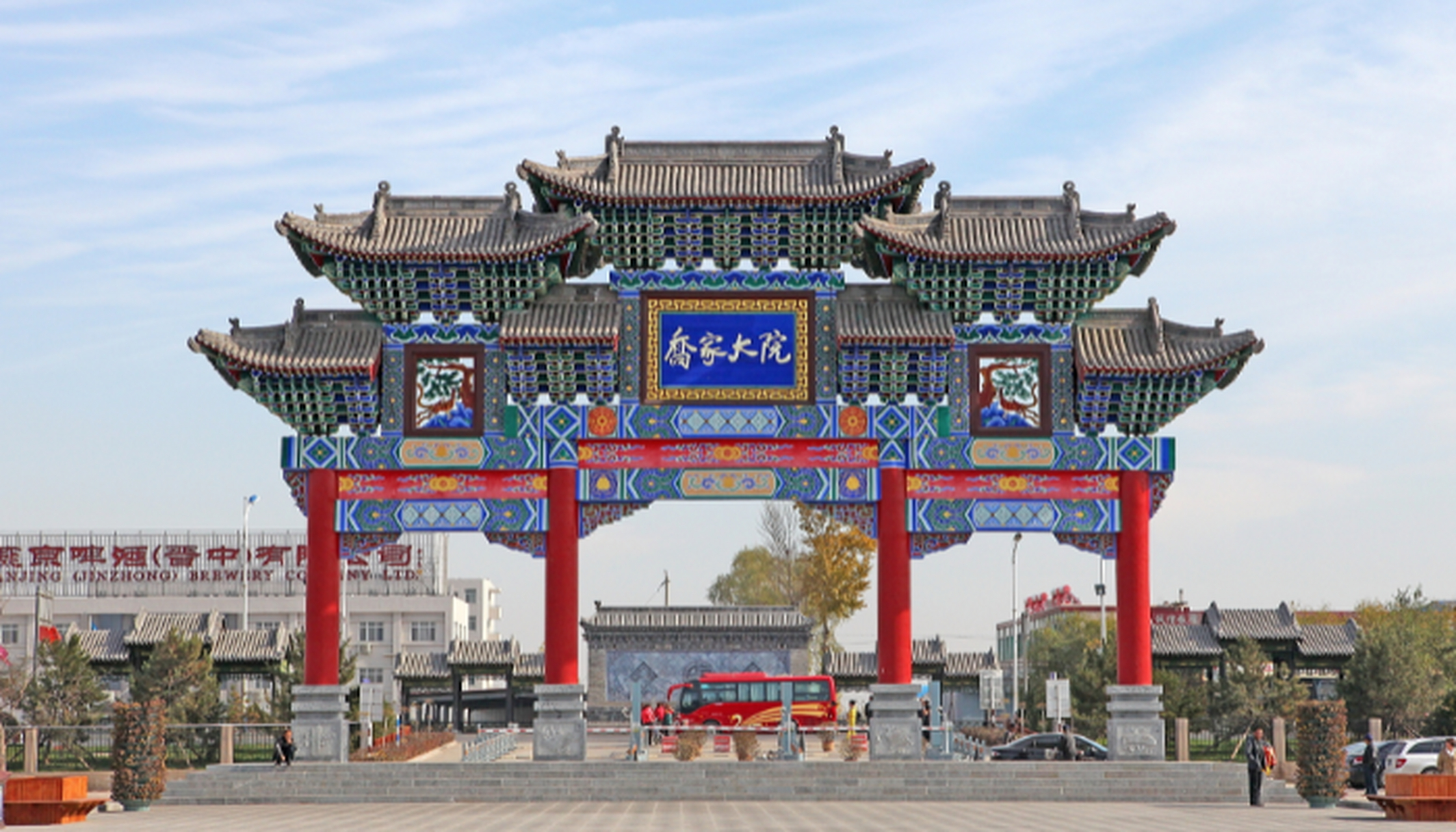 乔家大院,乔家大院位于山西省晋中市祁县乔家堡村,是一座具有北方传统