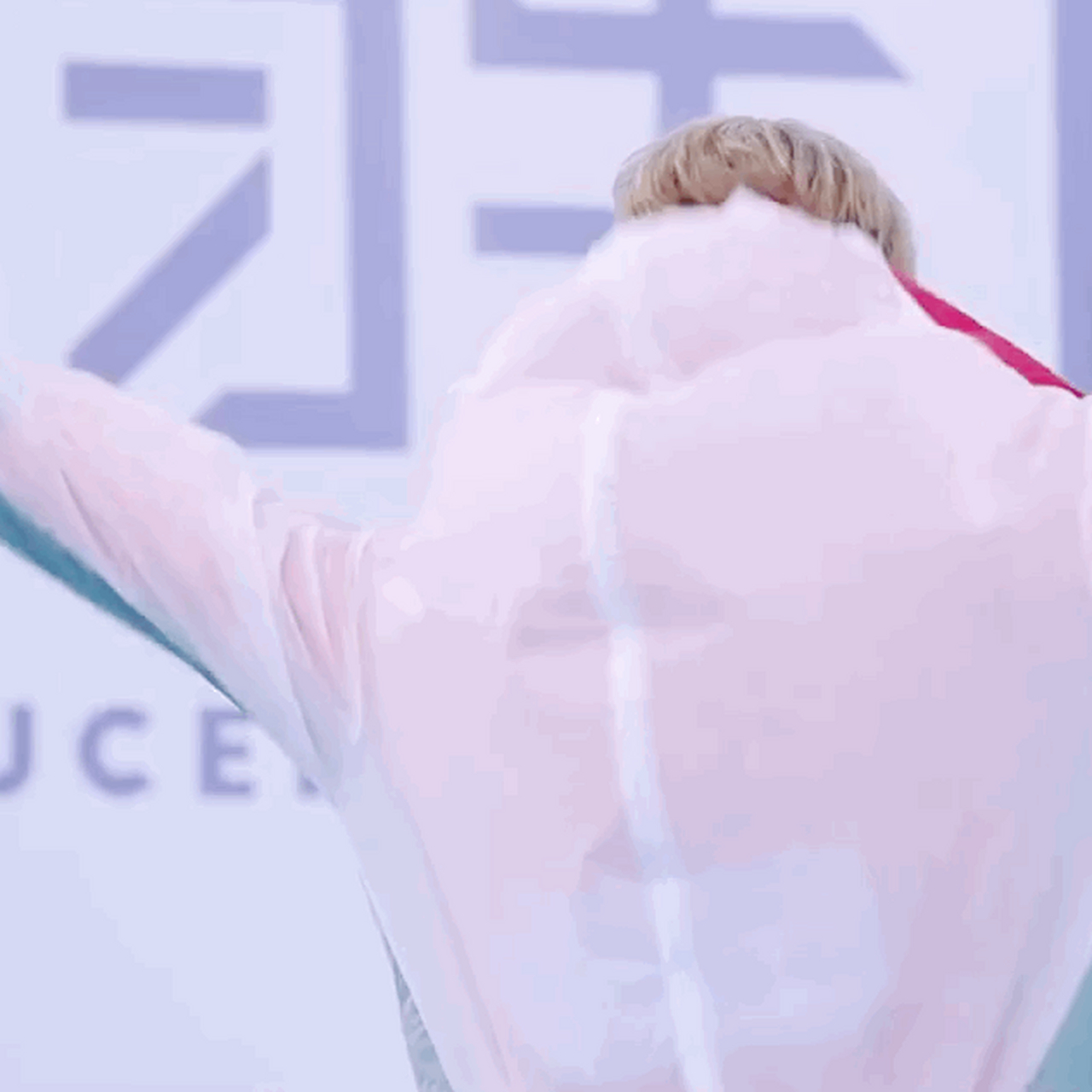 蔡徐坤(kun),1998年8月2日出生,中国内地男歌手,演员.