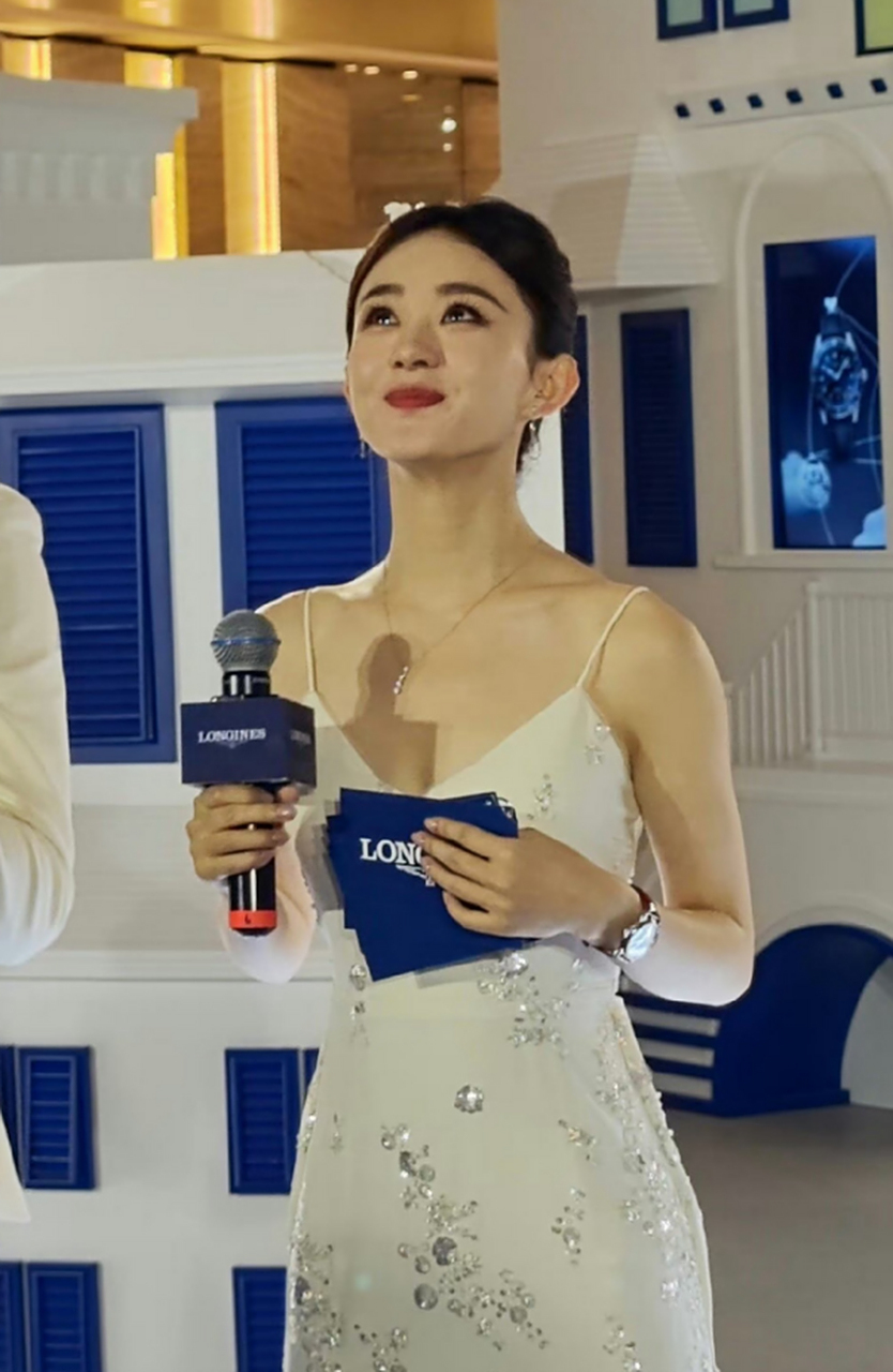 赵丽颖白色刺绣吊带裙造型#  在姹紫嫣红的娱乐圈,赵丽颖却是独一份