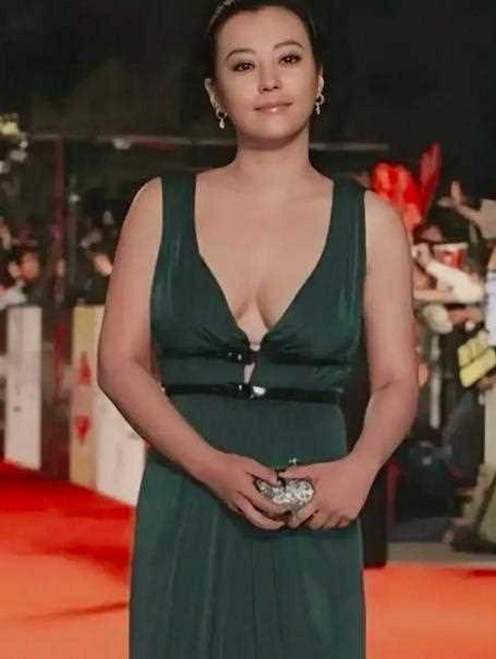 邓超前女友郝蕾走红毯真够拼,一袭深v礼服大胆展示微胖圆润的身材,虽