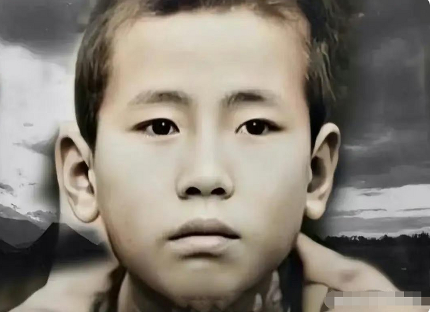 是儿童团长~周子兴,牺牲时年仅14岁,被刺20几刀,胸口就有5刀,小小年纪