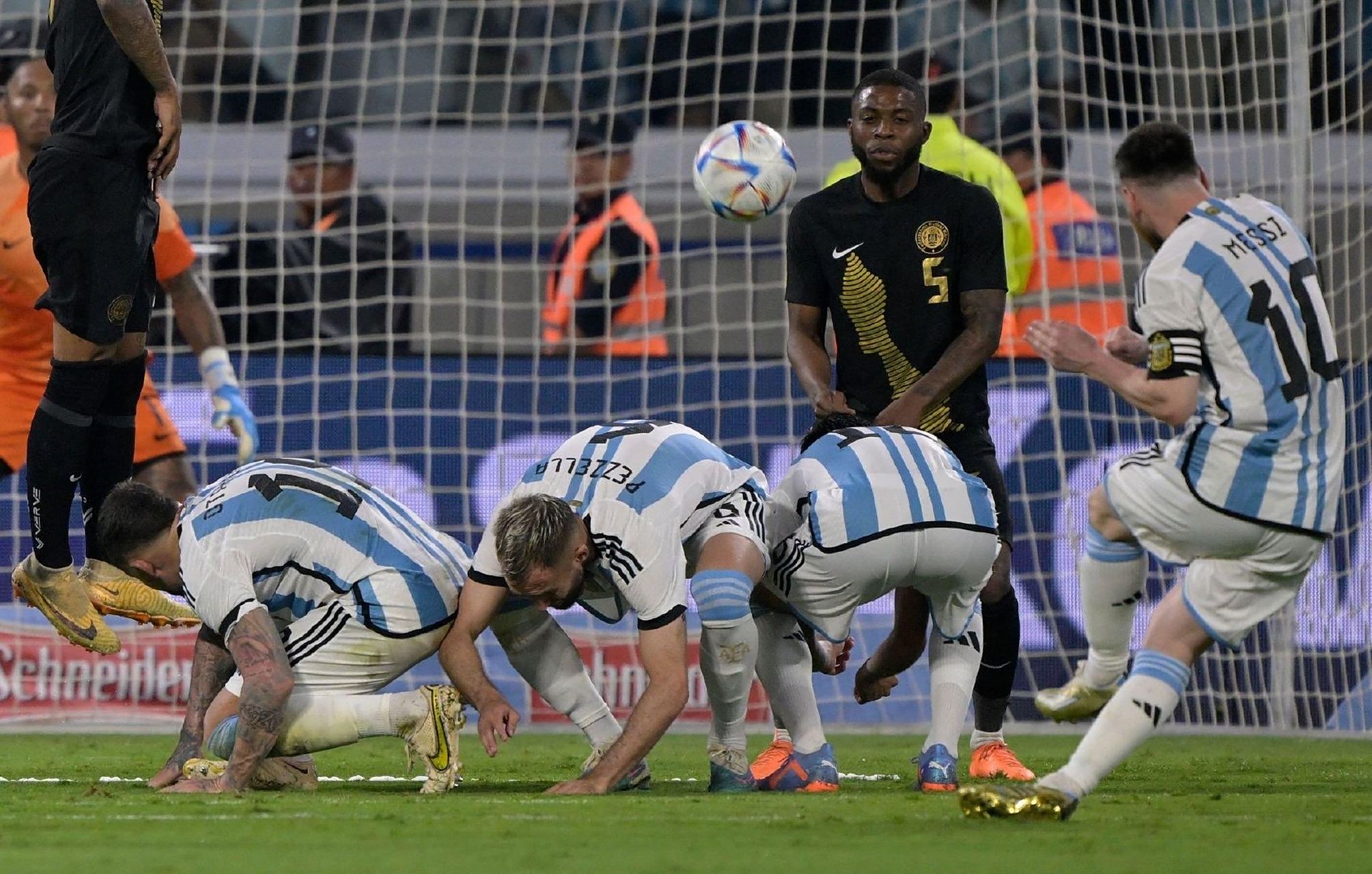 梅西主罚任意球时的怪异现象,队友们在人墙中集体撅腚[笑哭],名画名画