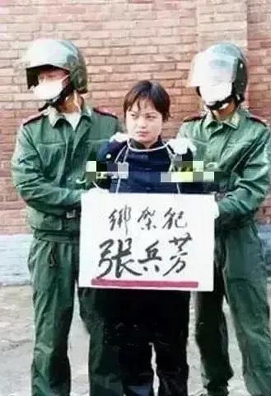 这位女死刑犯叫张兵芳,她曾经是一名幼儿园老师,但因为男友嗜赌成性