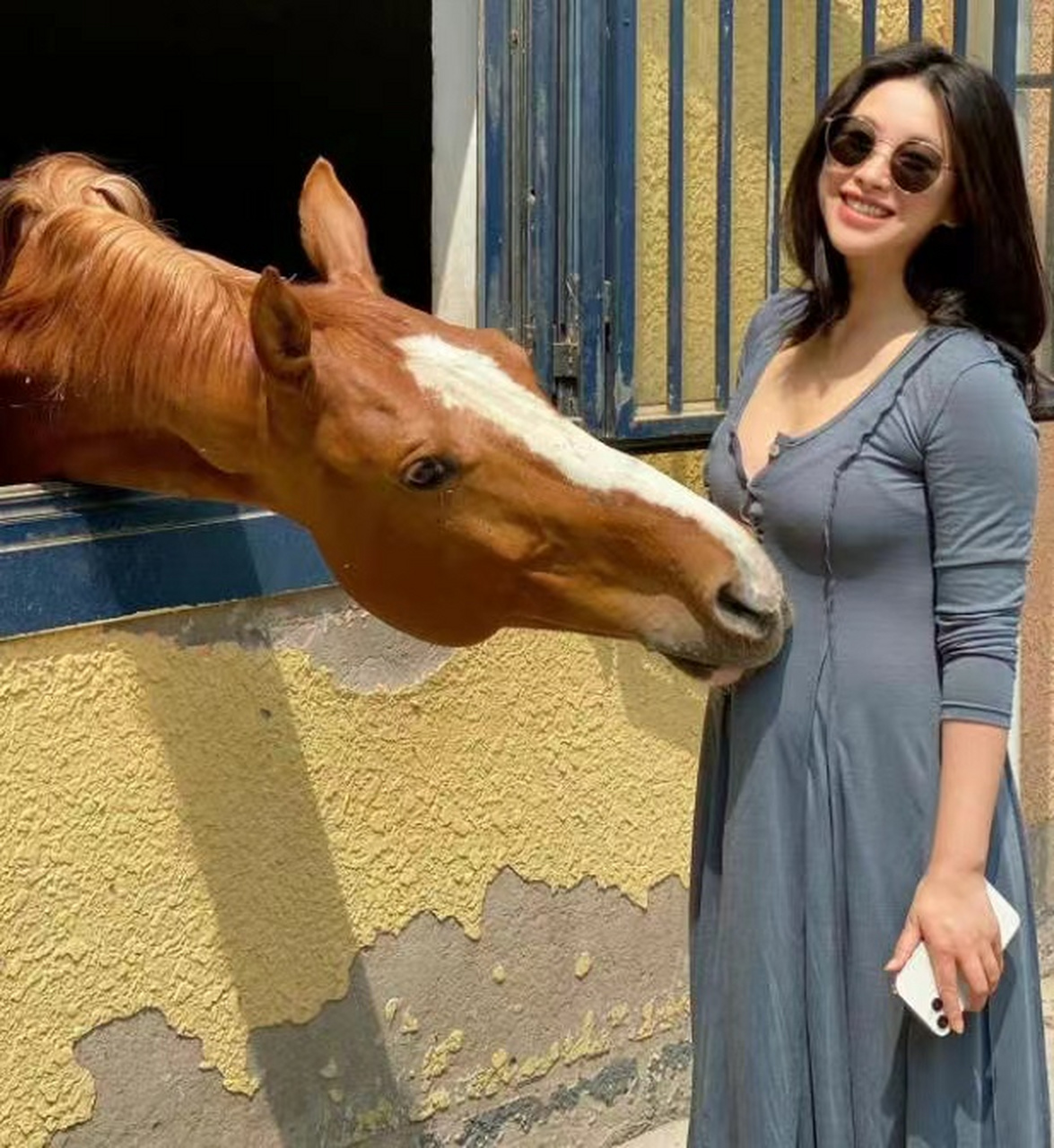 朱珠孕期照片很有母性光辉,感觉女明星怀孕身材和平时没多大变化