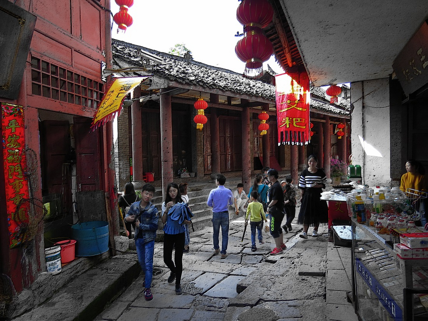 万灵古镇位于重庆荣昌区,镇街距县城13公里,幅员面积24平方公里.