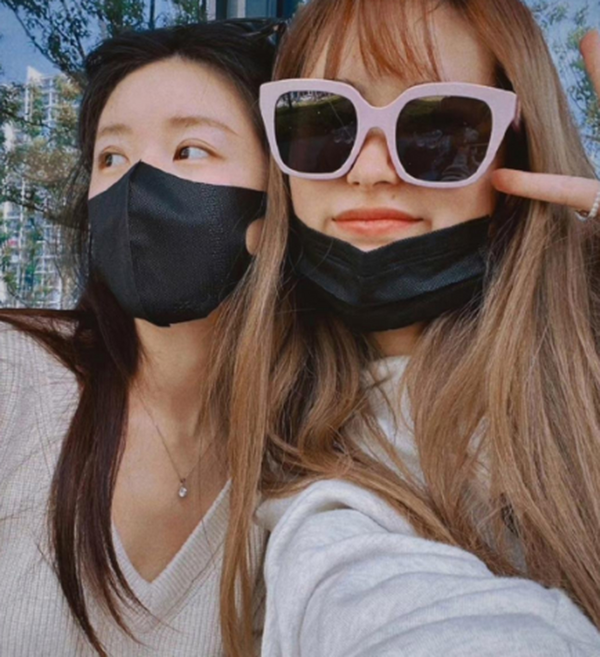 赵露思拍完戏又开始放假了,约上好姐妹街头喝咖啡太悠闲自在.