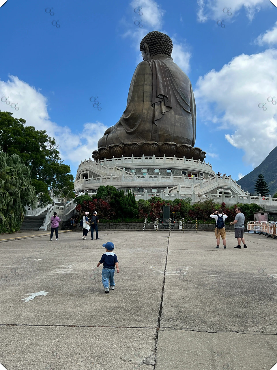 香港大屿山的海上缆车是一个必去的景点,  可以欣赏到壮丽的风景.