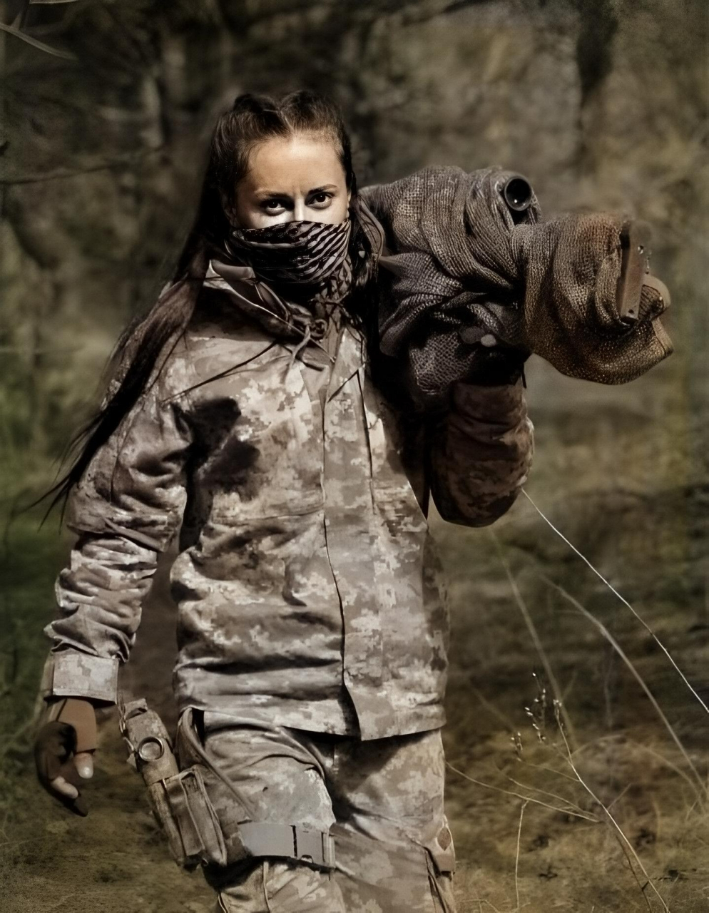照片中,乌克兰人·女兵是一名狙击手,他的真名是乌霍洛克.