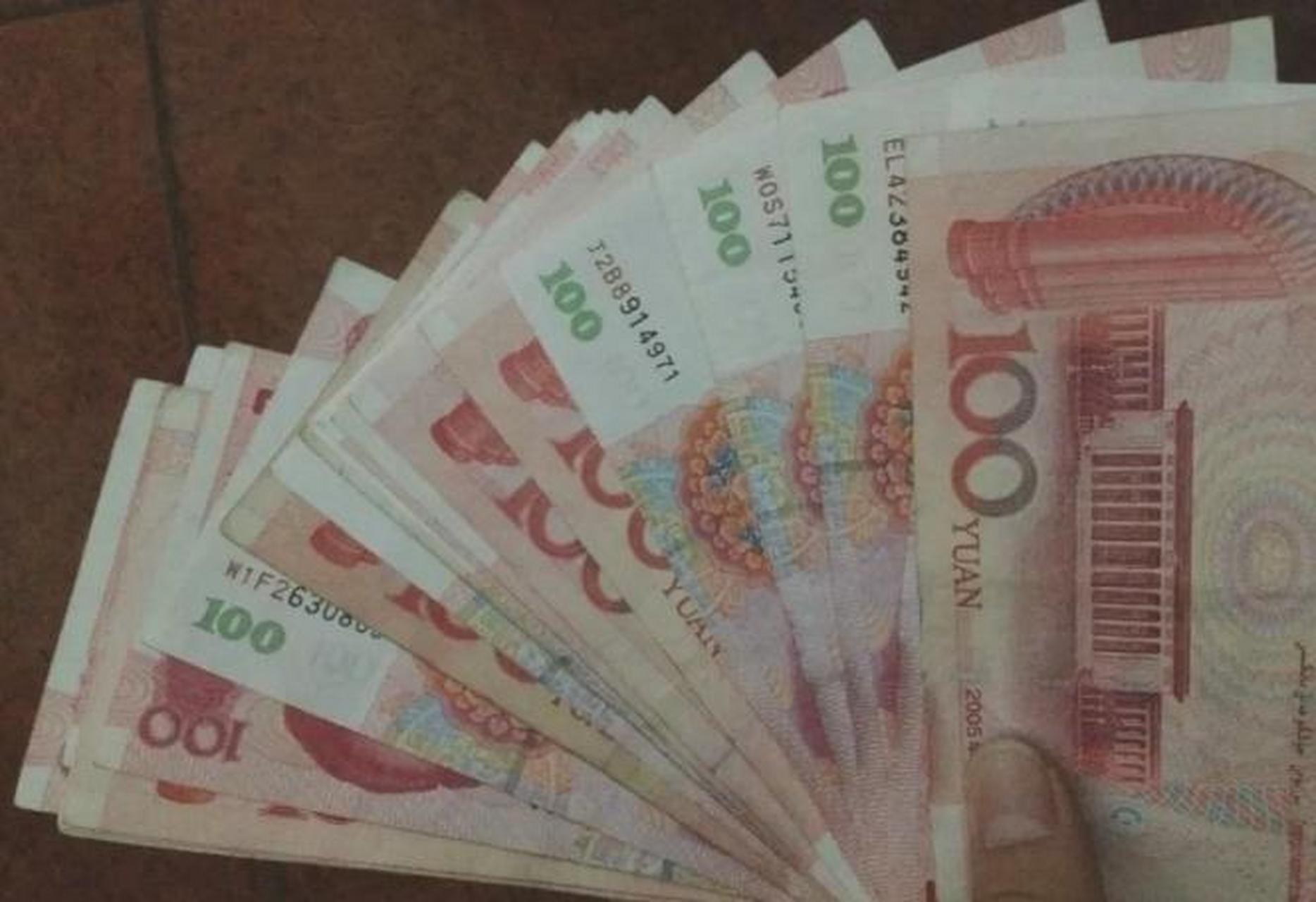 女子借了男人50000块钱一直未还,却经常约男人来家中喝酒吃饭,有一天