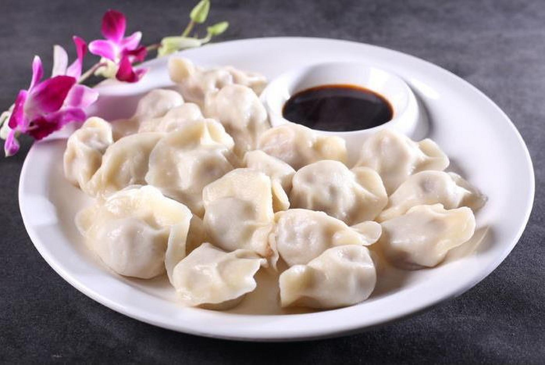 饺子是一种传统的中式食品,通常以猪肉,蔬菜,豆腐等为主要原料,加上