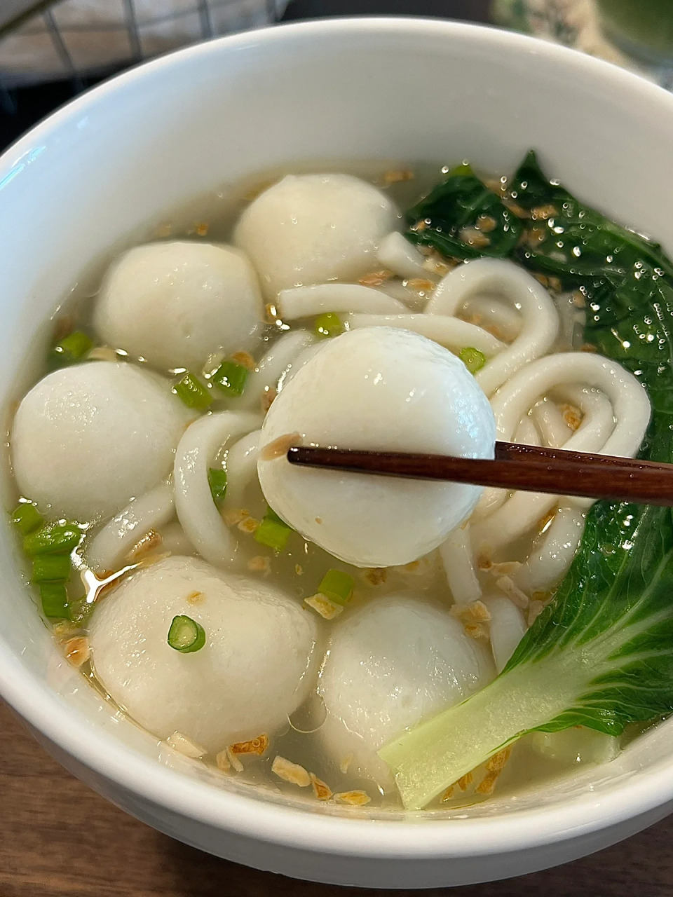 小葱,蒜头油的点缀,让这碗鱼丸粗面更加美味可口. 快来尝试