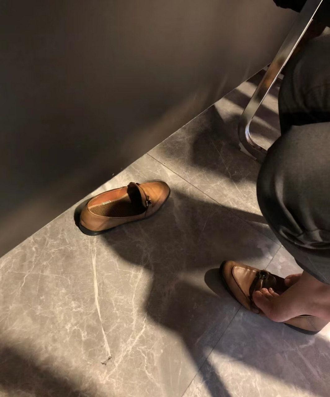 上班偷偷脱掉鞋子,居然还被男同事给偷拍了,怎么办?