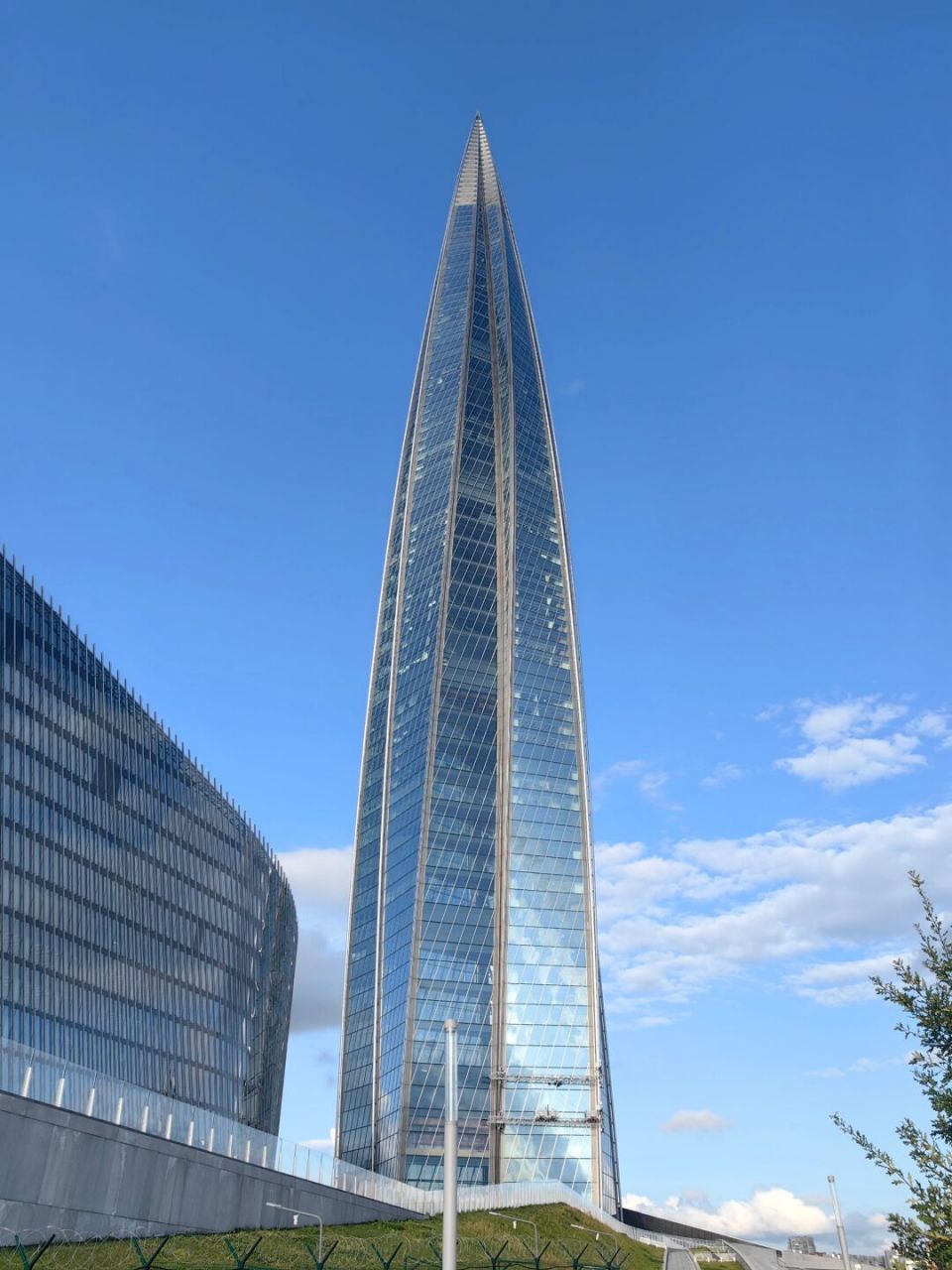 此建筑不仅仅是一个办公中心,它还包含了商业空间,文化中心以及多功能