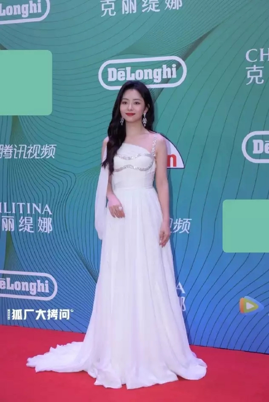 谭松韵长着"圆脸"优势,穿白色吊带连衣裙,32岁如同18岁少女