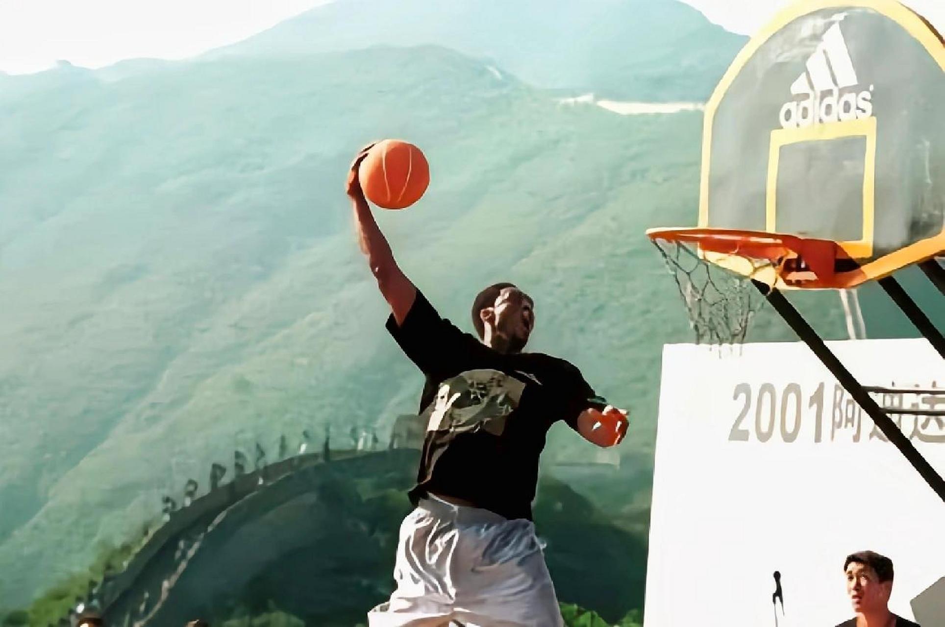 为了表现自己的诚意,科比在长城上面搭了一个篮筐,并且在上面完成了暴