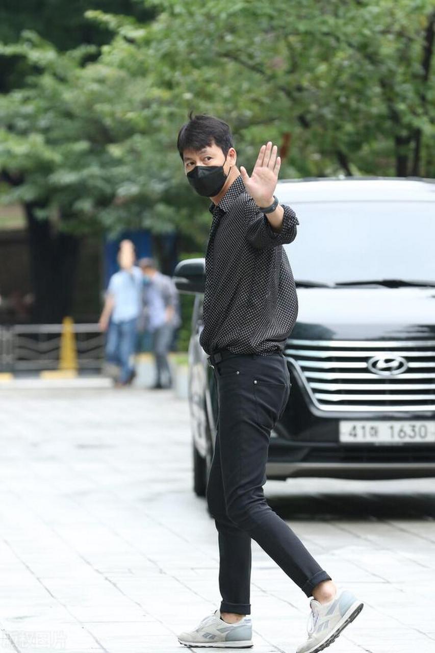 韩国演员郑雨盛现身电台47岁大叔依日身材挺拔气质干净
