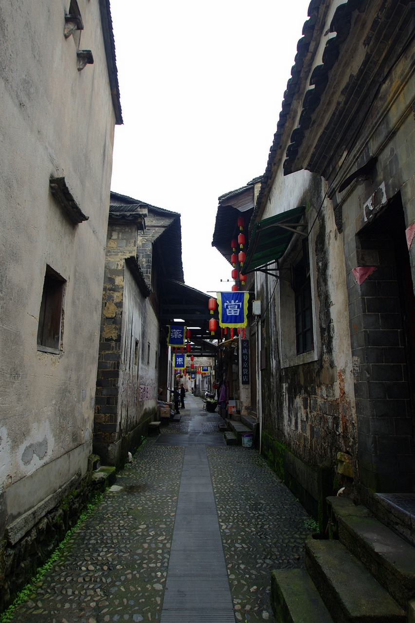 仁里古镇位于徽州绩溪,是晚清红顶商人胡雪岩少儿时代的嬉戏和启蒙地