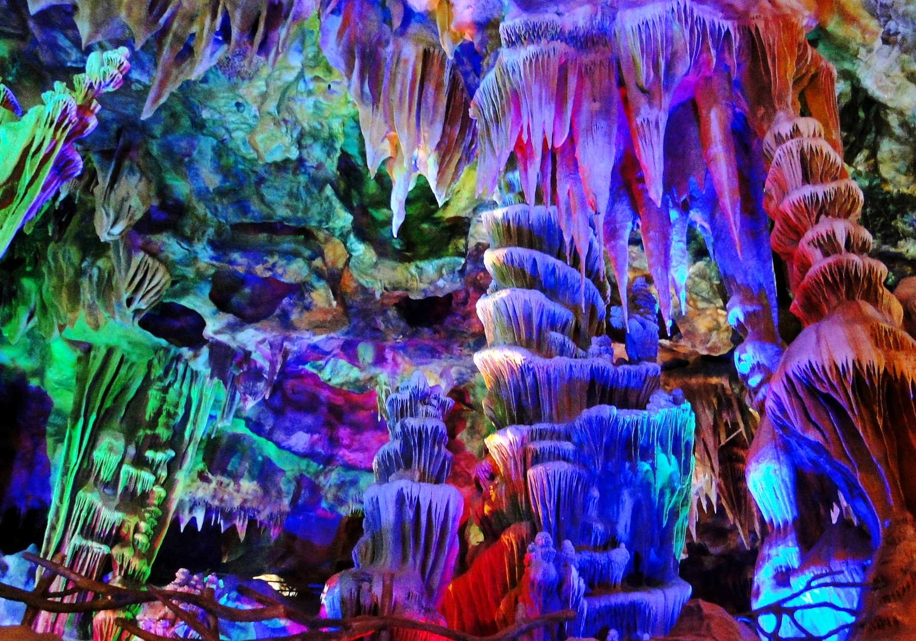 绵阳中华洞天溶洞,这里面的钟乳石形态各异,真是太神奇了.