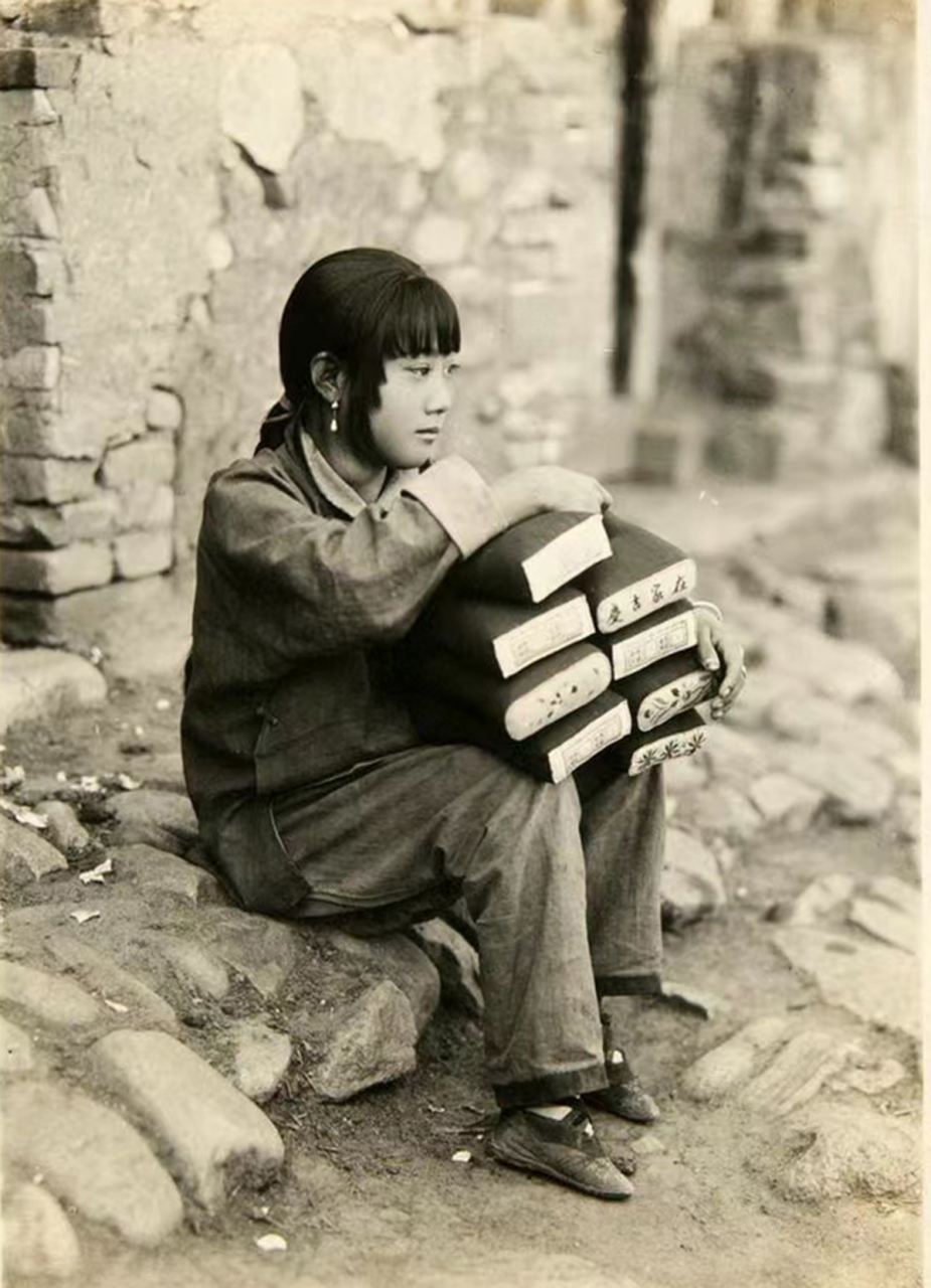 越是家庭条件好的,越是会严格约束孩子,因为他们相信,给女孩子裹脚