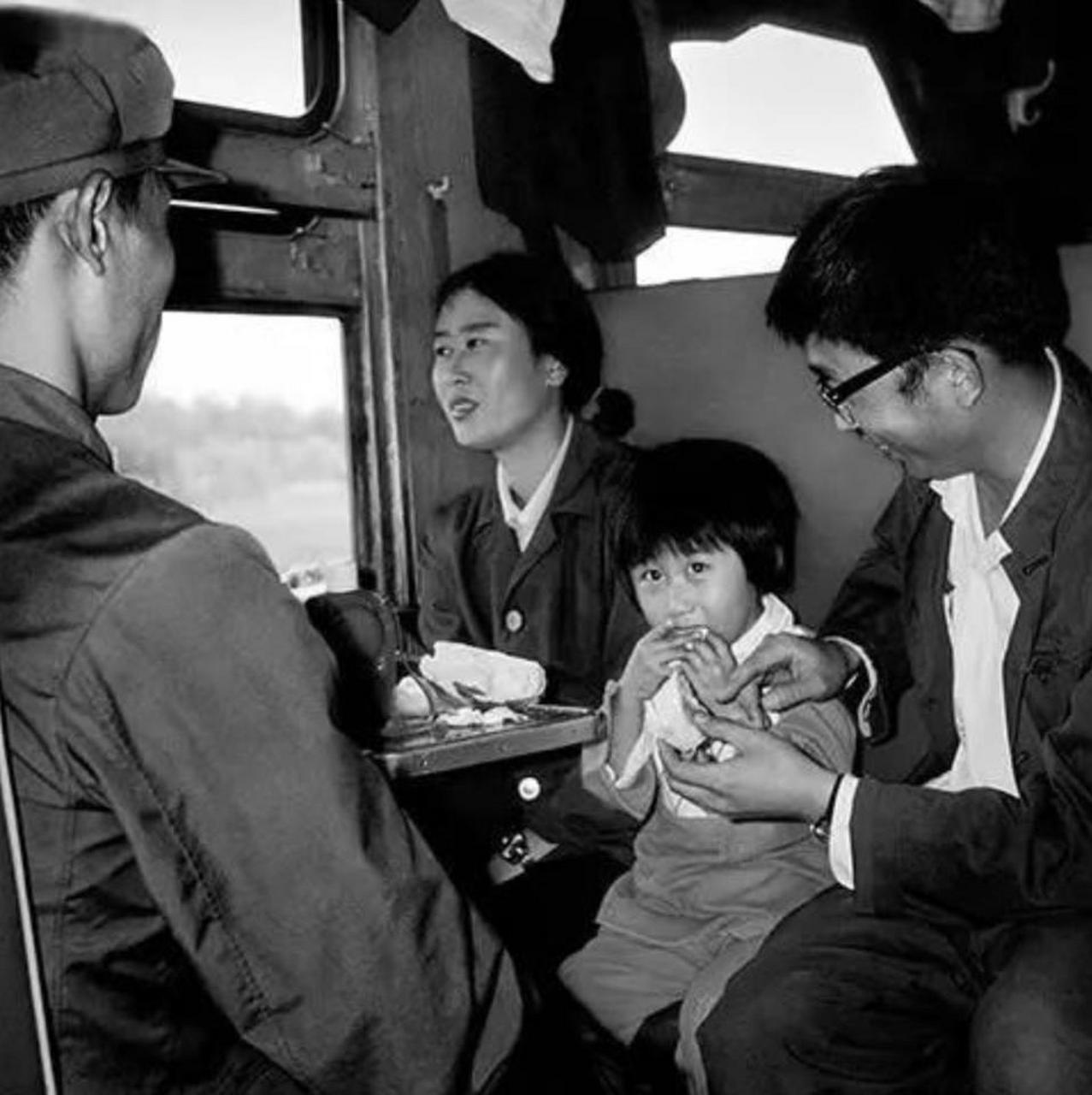 1976年初冬,兰州军区副司令张藩坐火车去郑州出差,未到送餐时间时,张