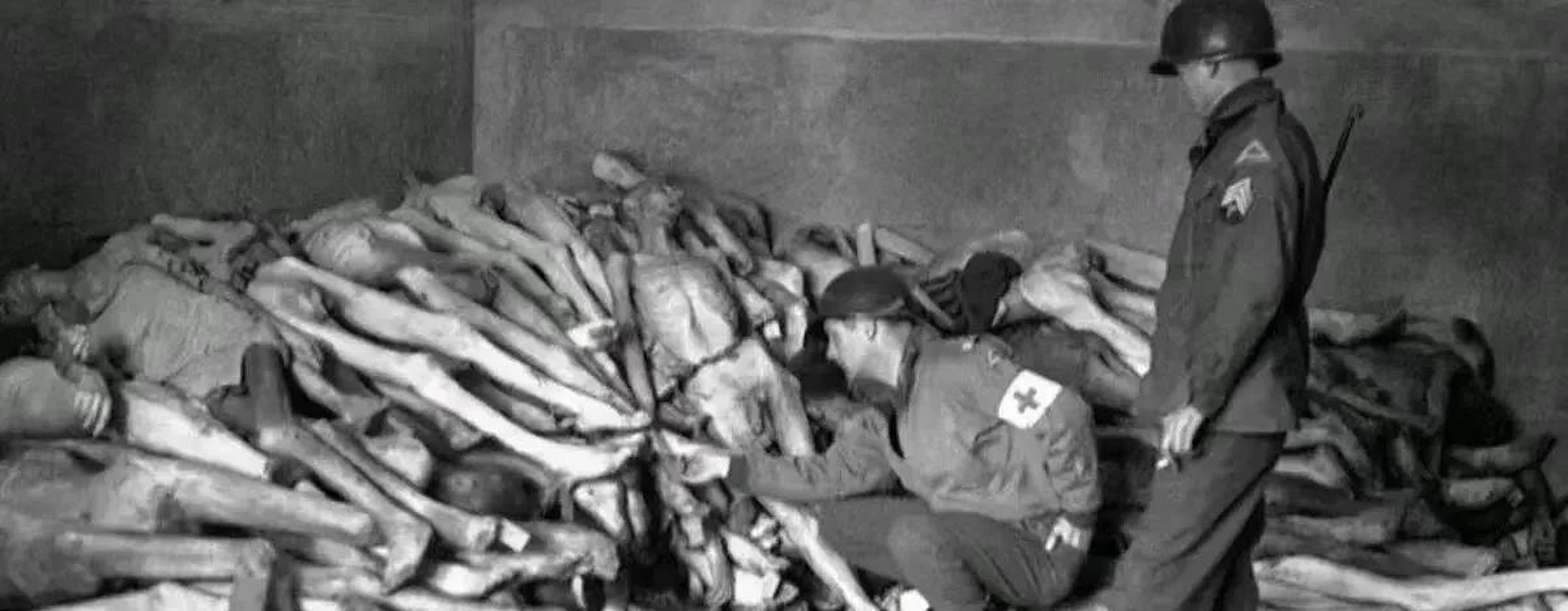 这是1945年,波兰一集中营拍下的照片,很多尸体被风干,摆放在一起,赤身