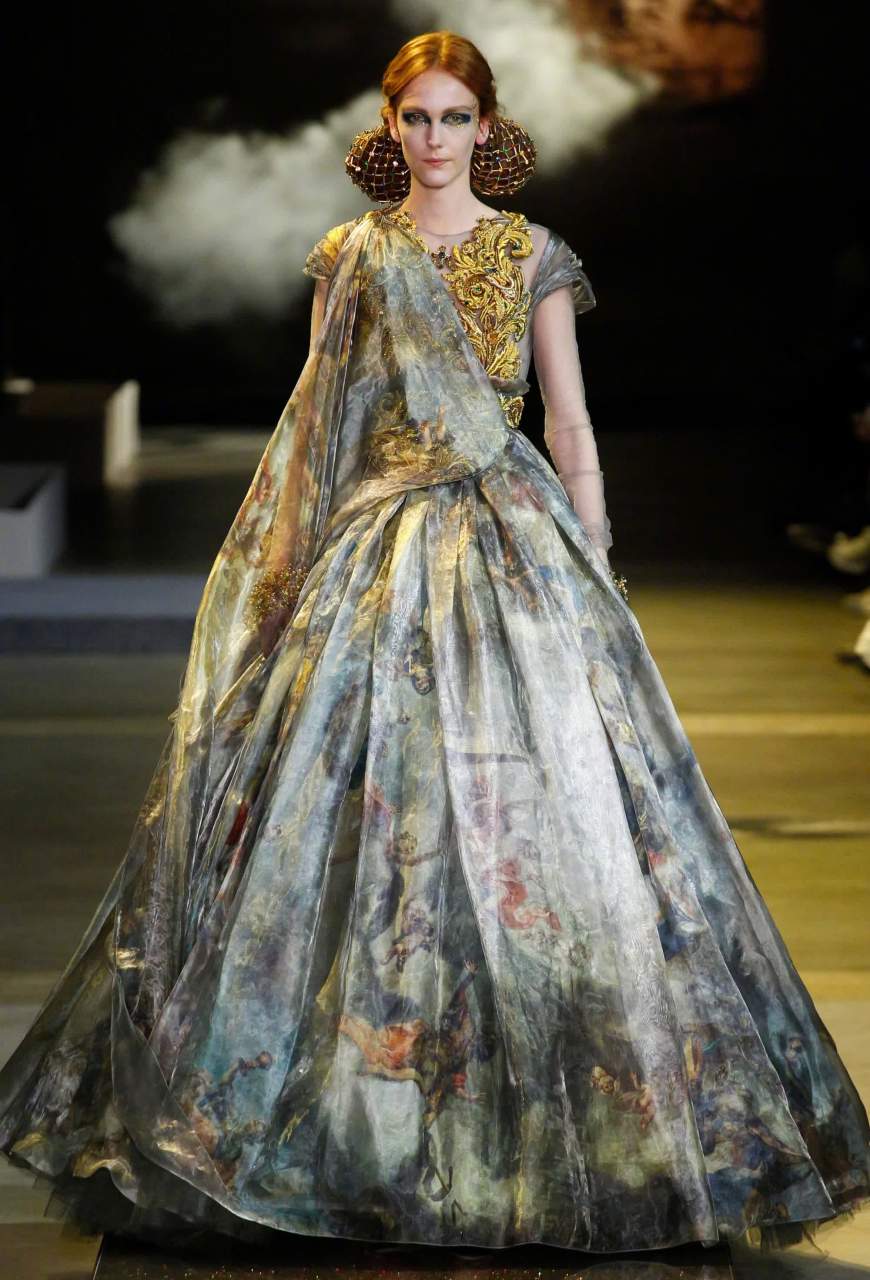 假期郊游变美丽日记#   回顾郭培ss17系列,金边镶嵌在华丽的丝缎上