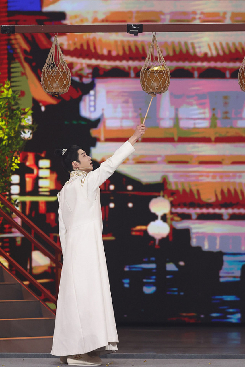【歌手华晨宇:白底金色花纹宋制汉服 华晨宇最新造型好有贵族公子的