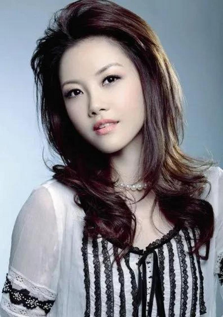 1994年,戴娆从美国演出回来,想给男友谢东一个惊喜,没想到男友和另一