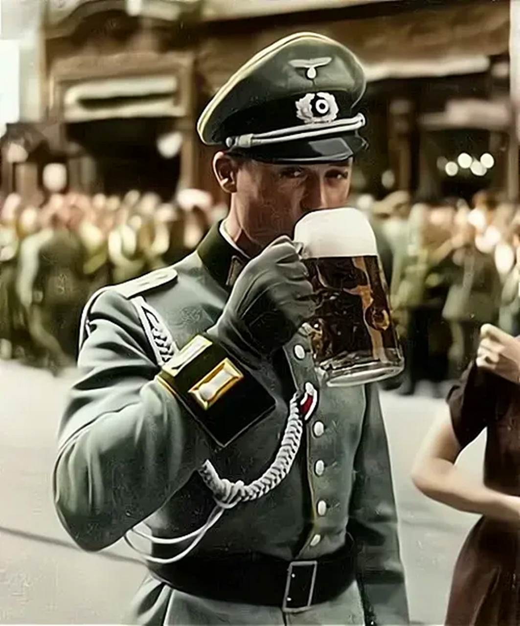 历史老照片,二战期间,举杯畅饮的德国军官.