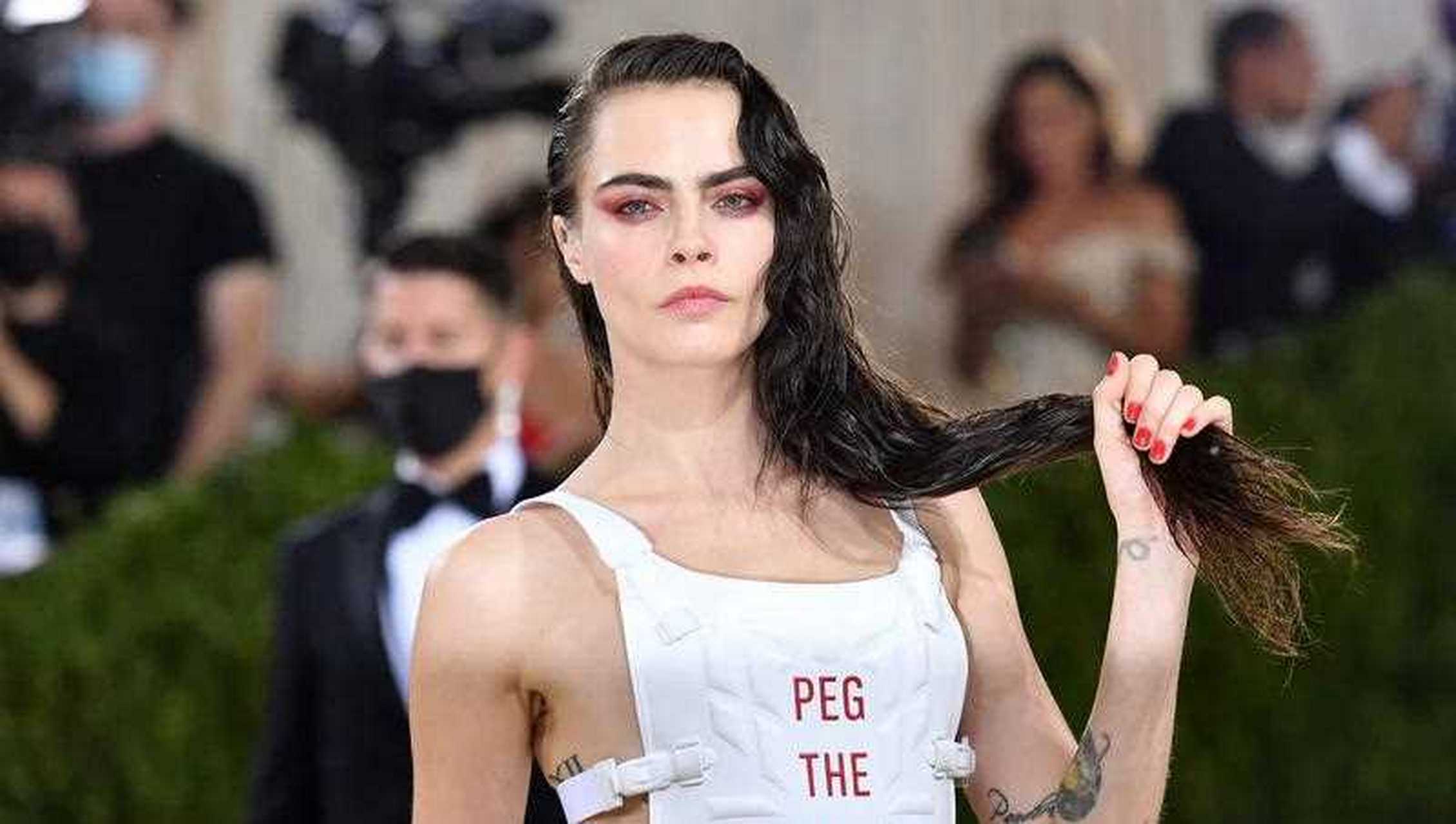 卡拉·迪瓦伊 (cara delevingne) 不会回避大胆的造型,她走上  年 met