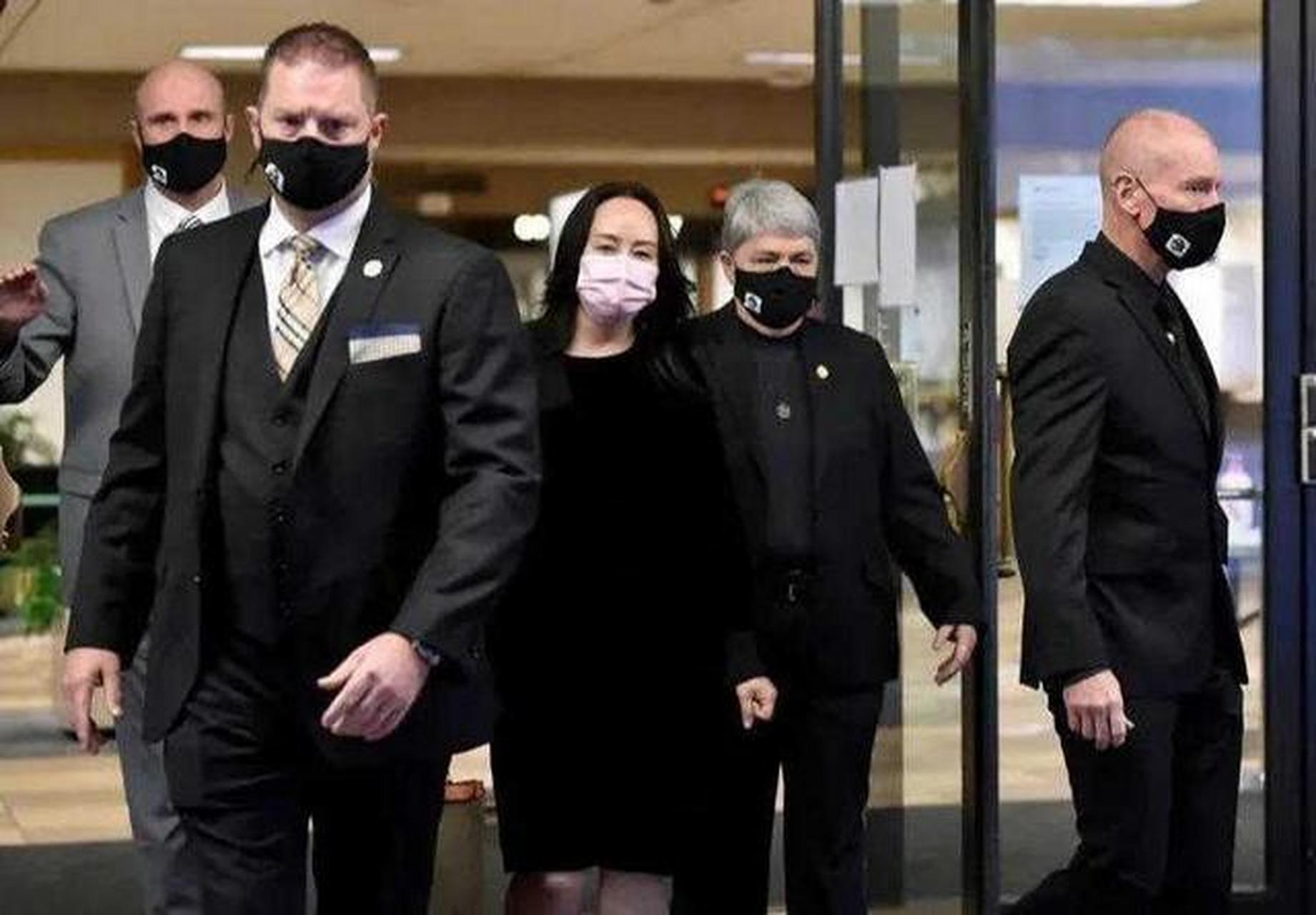 48岁孟晚舟加拿大再次亮相,穿黑色连衣裙配高跟鞋,高贵又优雅