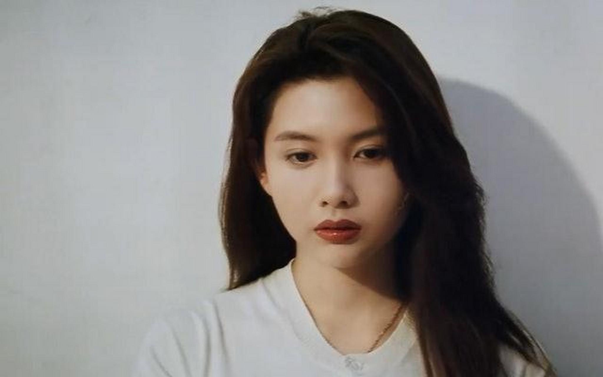 55岁邱淑贞近照曝光,与仁波切食饭状态极佳,似少女双手合十超虔诚!