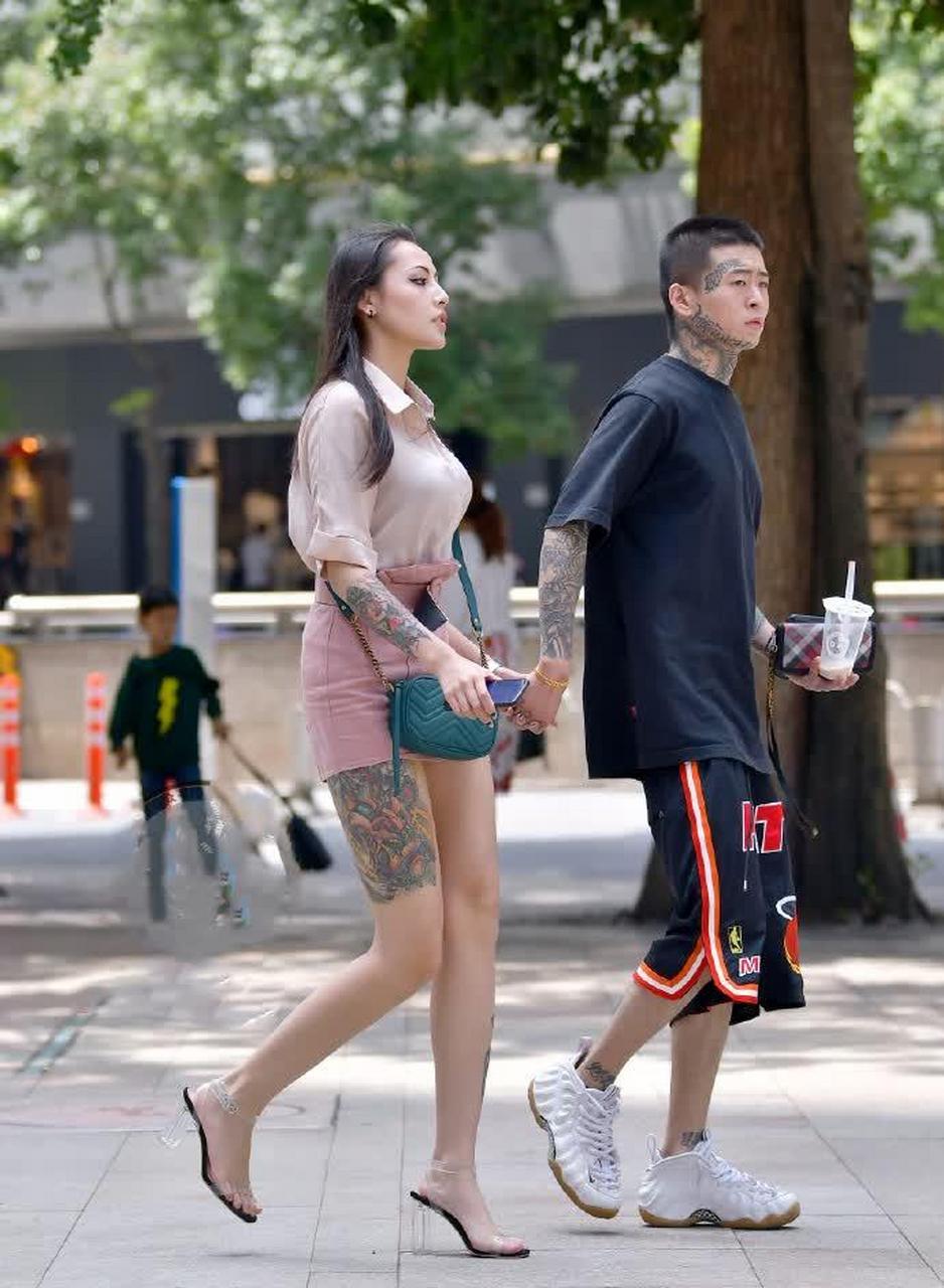 这对情侣有点"猛"!小姐姐大腿根也要纹身,有个性!