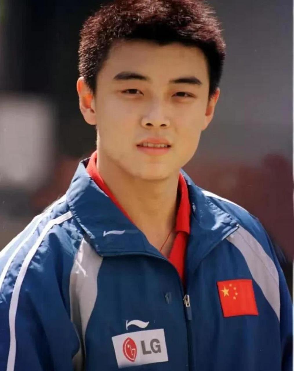 王皓的长相真的非常符合亚洲人传统的审美风格,他浓眉大眼,高鼻梁,小