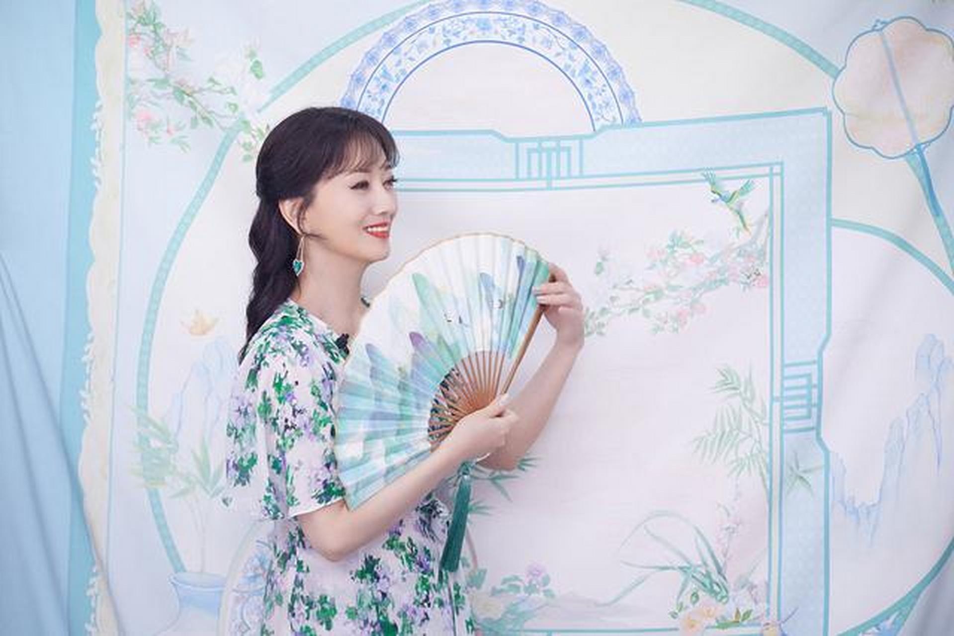 赵雅芝绿裙造型活动花絮写真公开 手拿摇扇浅笑嫣然端庄迷人