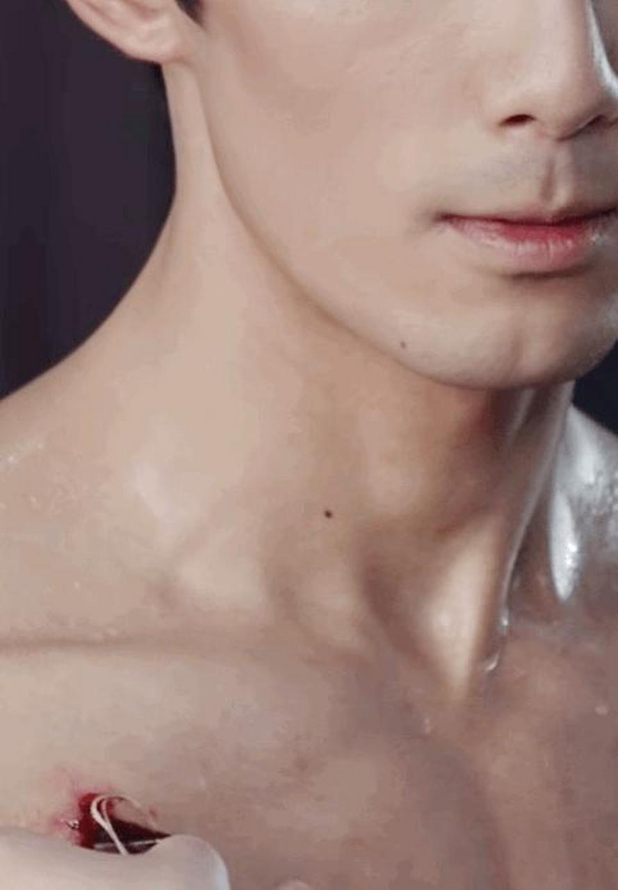 gif创作人 浅欣赏一下吴磊的腹肌,他的脸,他的身材,现在就是可以带