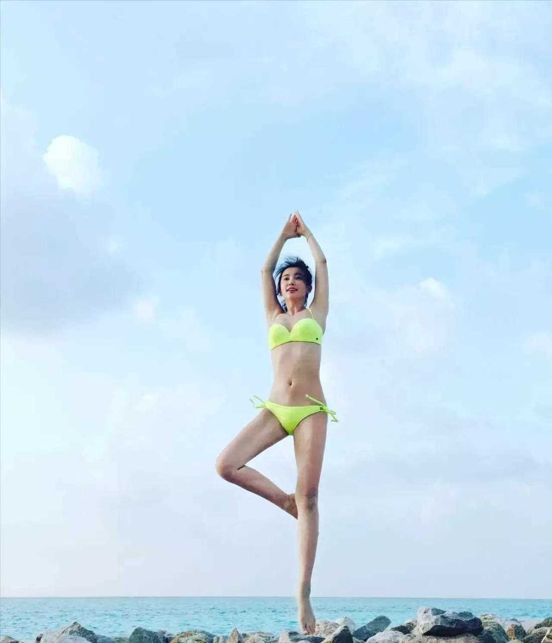 49岁的李冰冰穿着比基尼在海边练瑜伽,身材凹凸有致,不输模特身材.