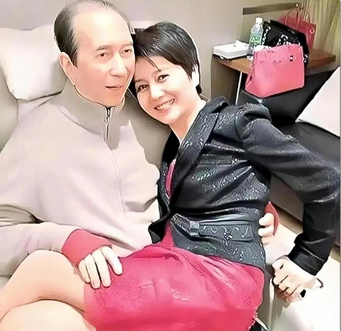 赌王何鸿燊与第四任妻子梁安琪合影.