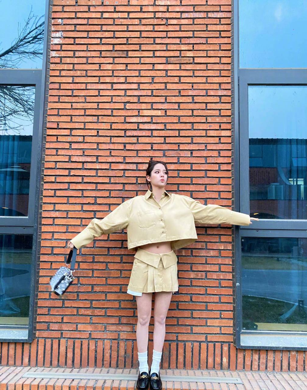 5月7日,欧阳娜娜在个人社交平台晒出了一组户外写真美照,欧阳娜娜