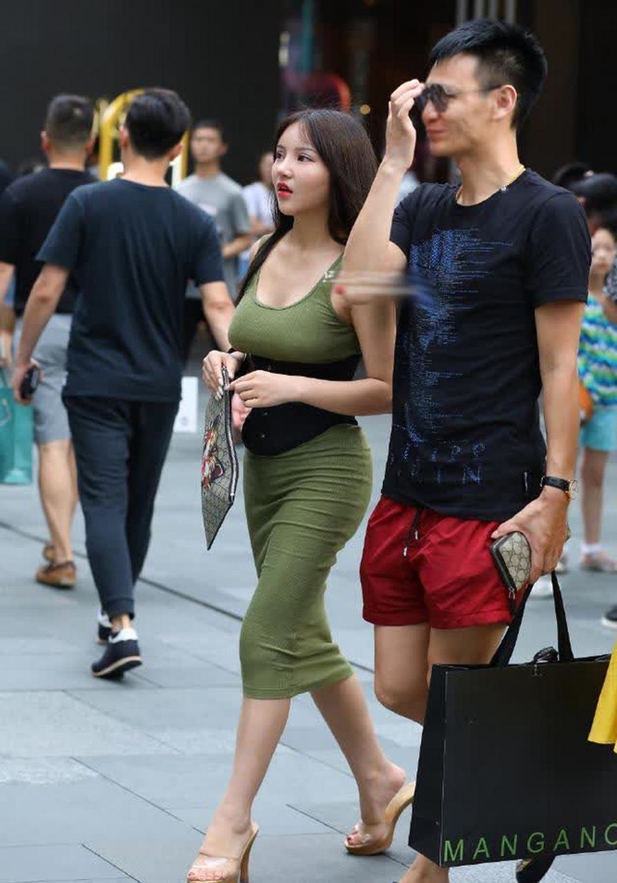 东莞街拍高颜值的美女喜欢露肩热裤,带你领会时尚的魅力!