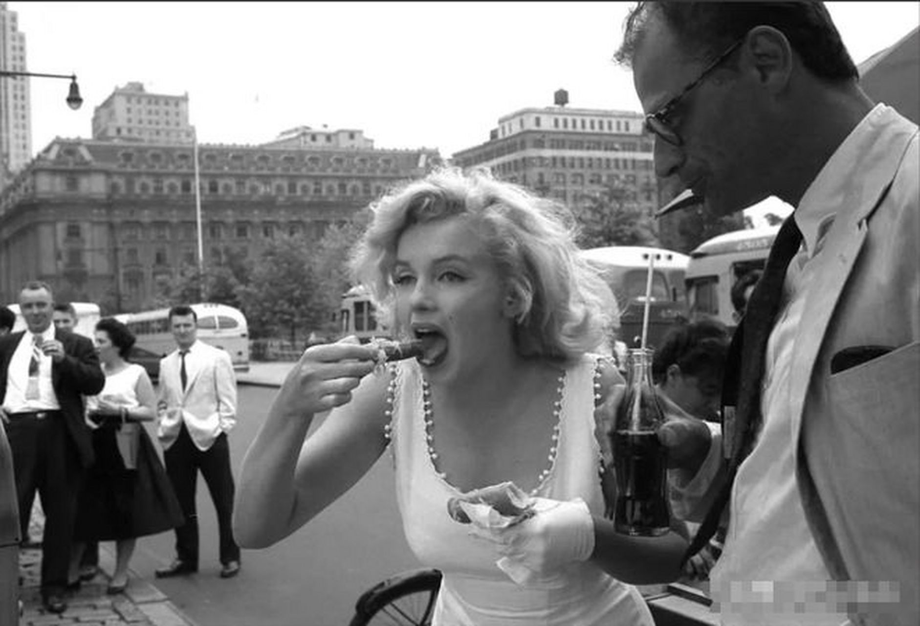 1957年,梦露和她的丈夫arthur miller一起在纽约的一家路边摊吃热狗