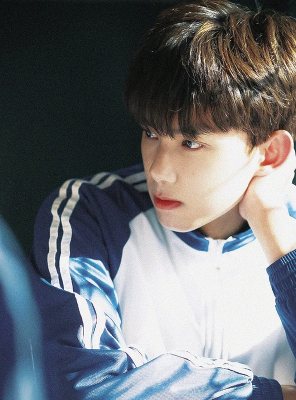 近日,吴磊的一组校服照片在网络上引发关注