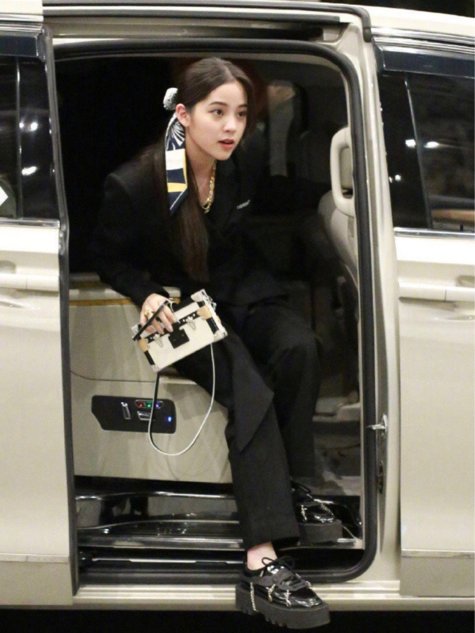 欧阳娜娜明日之子穿搭 西装nabi太飒了 欧阳娜娜明日之子录制穿搭