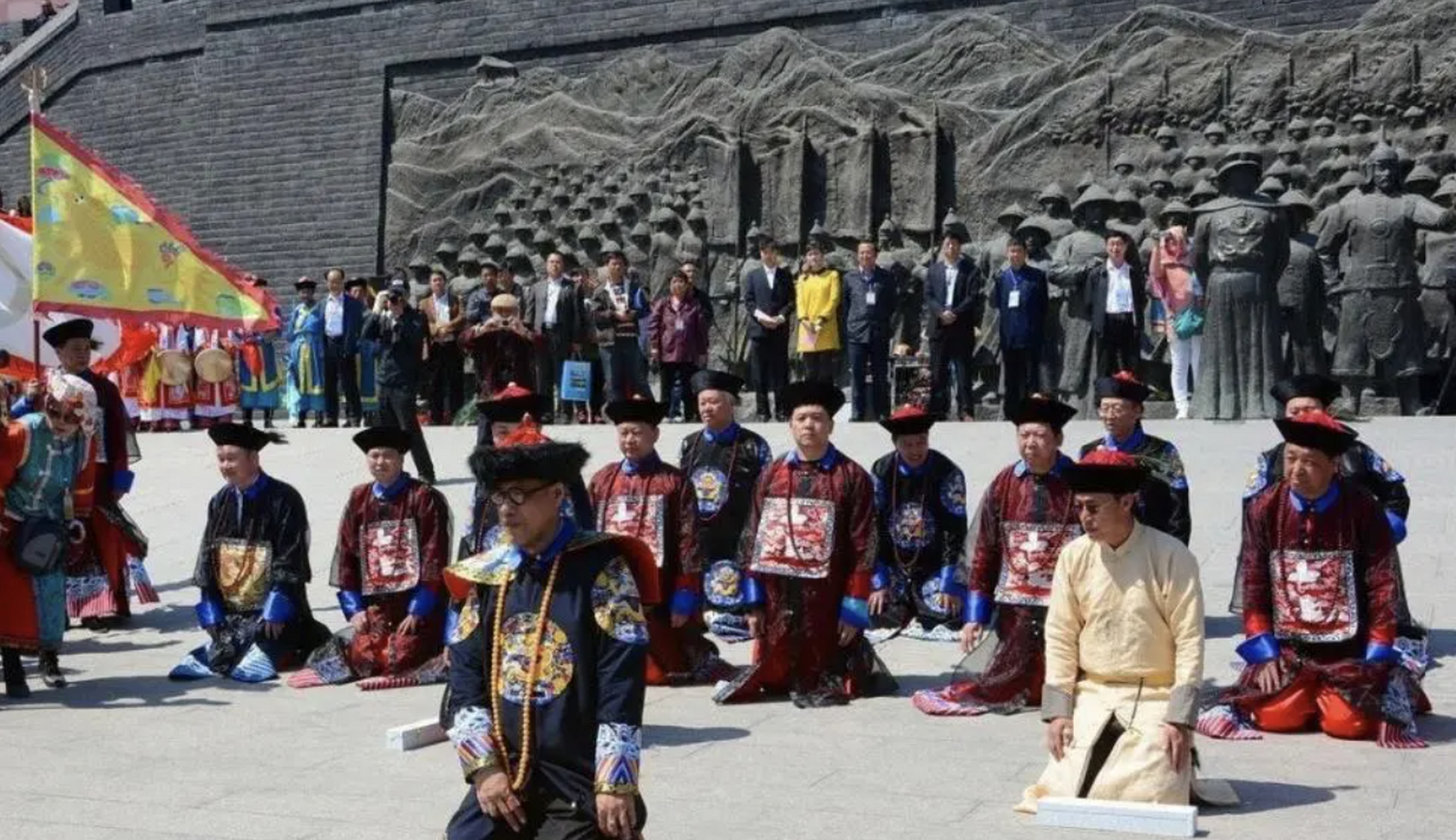 他叫爱新觉罗·恒绍,自称是乾隆皇帝的后人,如今是一位名医,每年祭祖