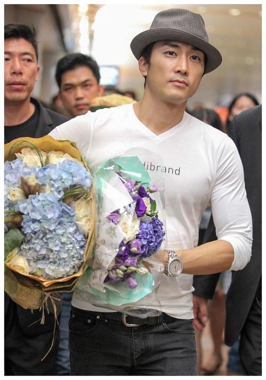 刘亦菲前男友身材真不错,穿紧身t恤也看不出肚腩,没有大叔感